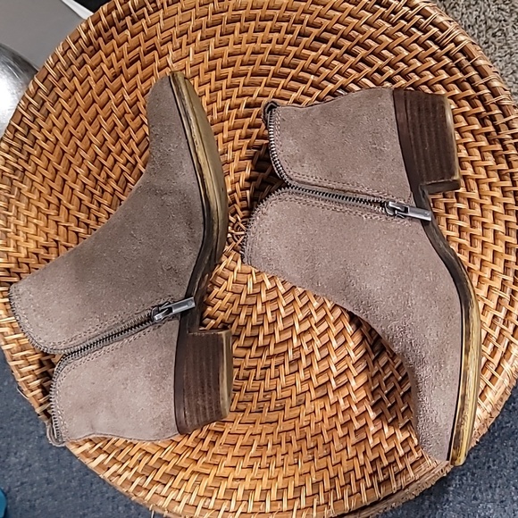 👌😊Lucky Brand Bartilino Tan Suede Zip Booties Low Block Heel Womens - Picture 5 of 9